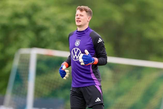 Goalkeeper Alexander Nuebel warms up, training day 3, training camp of the German national team, Spa and GolfResort Weimarer Land, 29 05 2024, Blankenhain, Germany