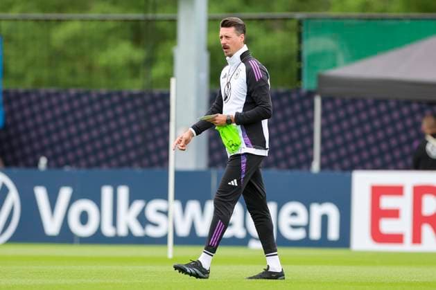 Co-coach Sandro Wagner gestures, training day 3, training camp of the German national team, Spa and GolfResort Weimarer Land, 29 05 2024, Blankenhain, Germany
