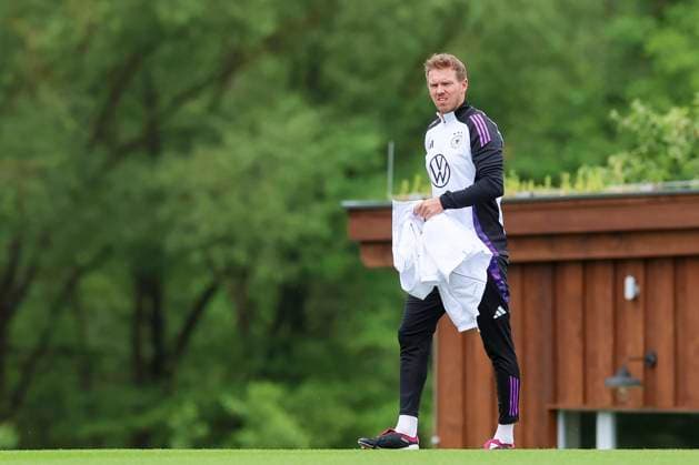 National coach Julian Nagelsmann runs onto the training pitch, training day 3, training camp of the German national team, Spa and GolfResort Weimarer Land, 29 05 2024, Blankenhain, Germany