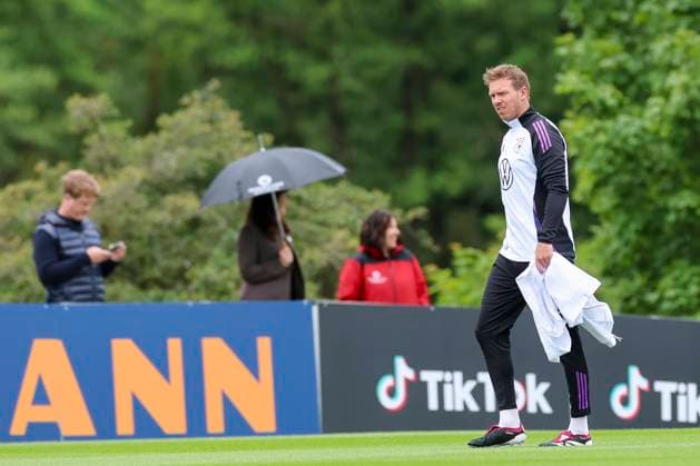 National coach Julian Nagelsmann runs onto the training pitch, training day 3, training camp of the German national team, Spa and GolfResort Weimarer Land, 29 05 2024, Blankenhain, Germany