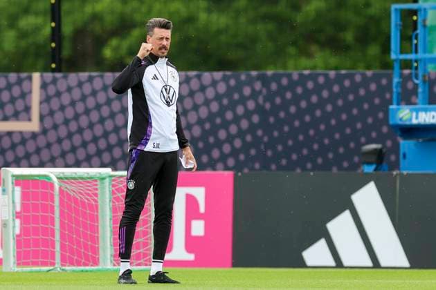 Co-coach Sandro Wagner gestures, training day 3, training camp of the German national team, Spa and GolfResort Weimarer Land, 29 05 2024, Blankenhain, Germany
