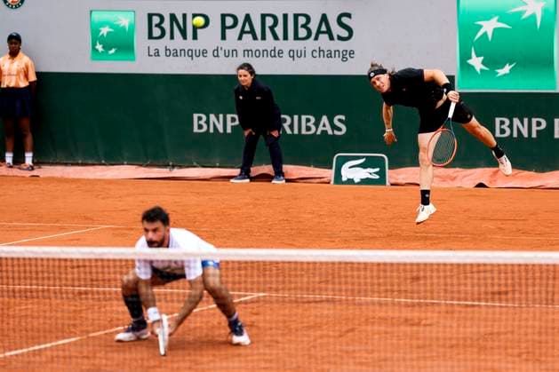 TENNIS - French Open 2024 PARIS,FRANCE,29.MAY.24 - TENNIS - ATP, Tennis Herren World Tour, French Open, Roland Garros, Grand Slam. Image shows Romain Arneodo (MON) and Sam Weissborn (AUT).  GEPAxpictures xPatrickxSteiner