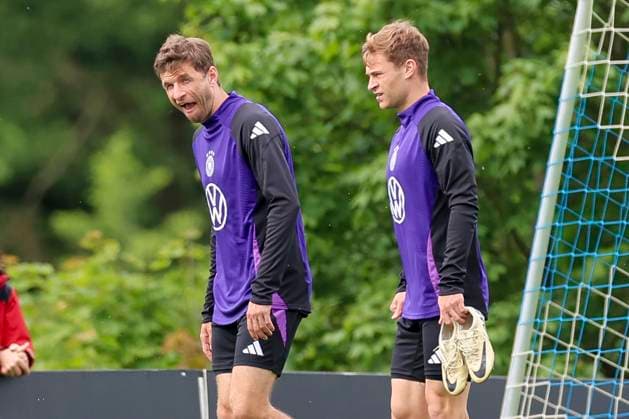 Thomas Mueller and Joshua Kimmich have fun, training day 3, training camp of the German national team, Spa and GolfResort Weimarer Land, 29 05 2024, Blankenhain, Germany