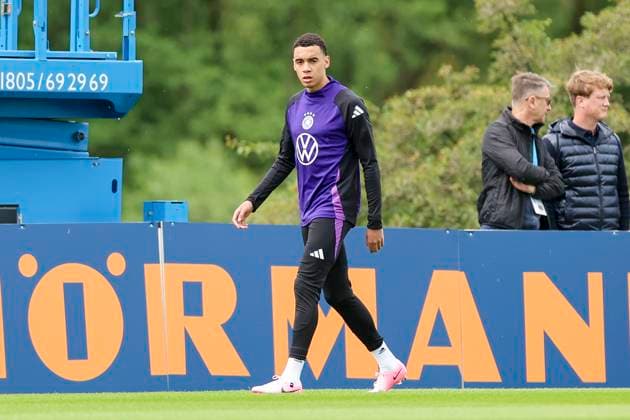 Jamal Musiala watches, training day 3, training camp of the German national team, Spa and GolfResort Weimarer Land, 29 05 2024, Blankenhain, Germany