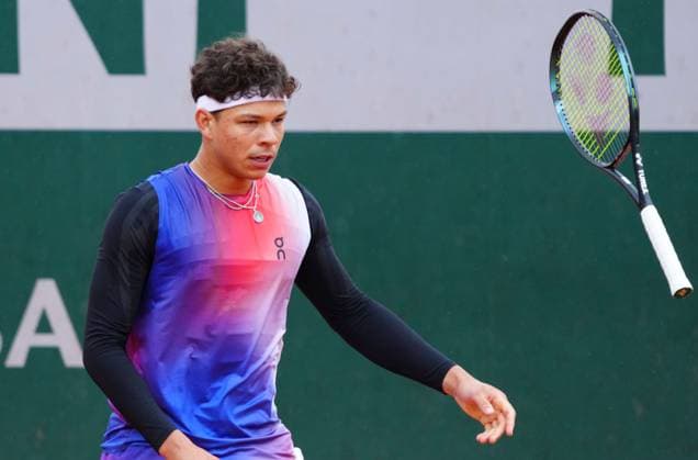 Ben Shelton reacts during his second round match before the first rain interruption of the day French Open Tennis, Day 4, Tennis, Roland Garros, Paris, France - 29 May 2024  Copyright: xJavierxGarcia Shutterstockx 14513222a
