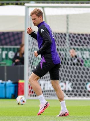 Joshua Kimmich warms up, training day 3, training camp of the German national team, Spa and GolfResort Weimarer Land, 29 05 2024, Blankenhain, Germany