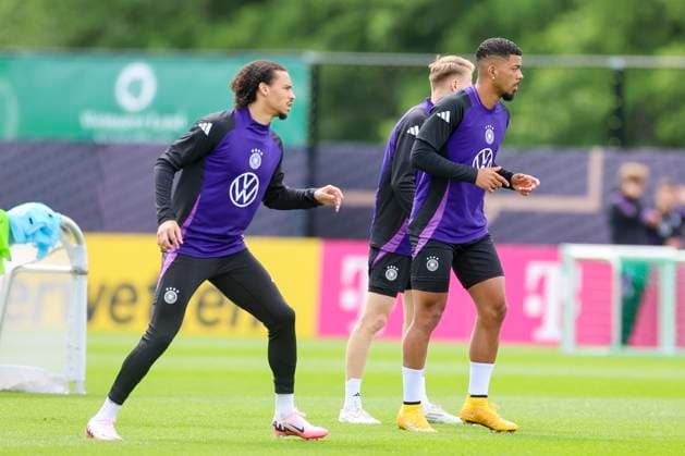 Leroy Sane and Benjamin Henrichs warm up, training day 3, training camp of the German national team, Spa and GolfResort Weimarer Land, 29 05 2024, Blankenhain, Germany