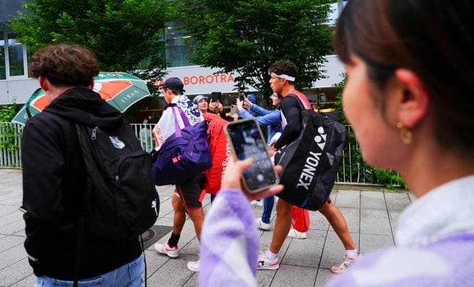 A rain delay interrupts the match between Ben Shelton and Kei Nishikori French Open Tennis, Day 4, Tennis, Roland Garros, Paris, France - 29 May 2024  Copyright: xJavierxGarcia Shutterstockx 14513222c