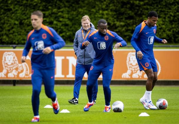 ZEIST - Joey Veerman, national coach Ronald Koeman, Lutsharel Geertruida and Ryan Gravenberch during a training session of the Dutch national team, Nationalteam at the KNVB Campus on May 29, 2024 in Zeist, the Netherlands. The Dutch national team is preparing for the European Football Championship in Germany. ANP KOEN VAN WEEL UEFA EURO, EM, Europameisterschaft,Fussball 2024 Germany 2024 xVIxANPxSportx xxANPxIVx 499861863 originalFilename: 499861863.jpg