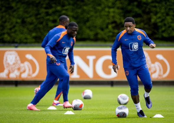 ZEIST - Brian Brobbey and Steven Bergwijn during a training session of the Dutch national team, Nationalteam at the KNVB Campus on May 29, 2024 in Zeist, the Netherlands. The Dutch national team is preparing for the European Football Championship in Germany. ANP KOEN VAN WEEL UEFA EURO, EM, Europameisterschaft,Fussball 2024 Germany 2024 xVIxANPxSportx xxANPxIVx 499862105 originalFilename: 499862105.jpg