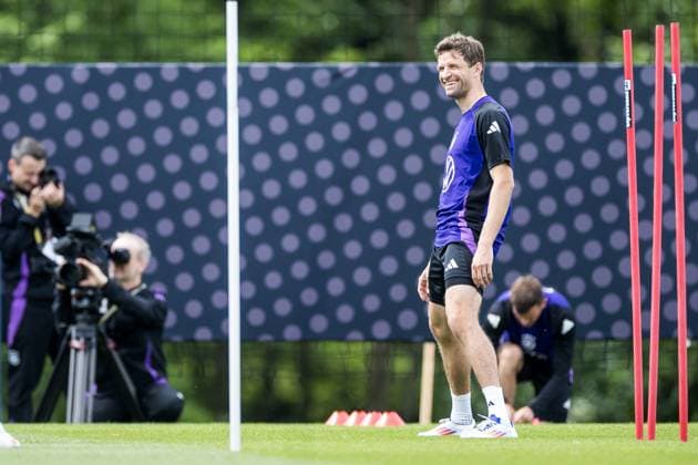 DFB Training Camp Training 29 05 2024 Thomas Müller Germany stretches laughing DFB Training Camp Training Blankenhain, Golf Spa Resort Weimarer Land on 29 05 2024 Copyright: xBEAUTIFULxSPORTS Wunderlx