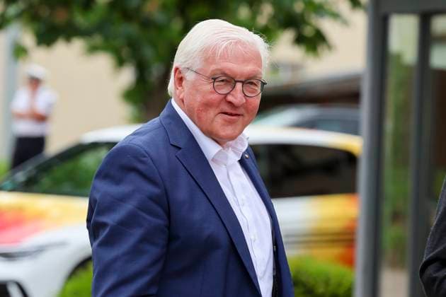 Federal President Frank Walter Steinmeier looks on, Visit of the Federal President, Training camp of the German national team, Spa and GolfResort Weimarer Land, 29 05 2024, Blankenhain, Germany