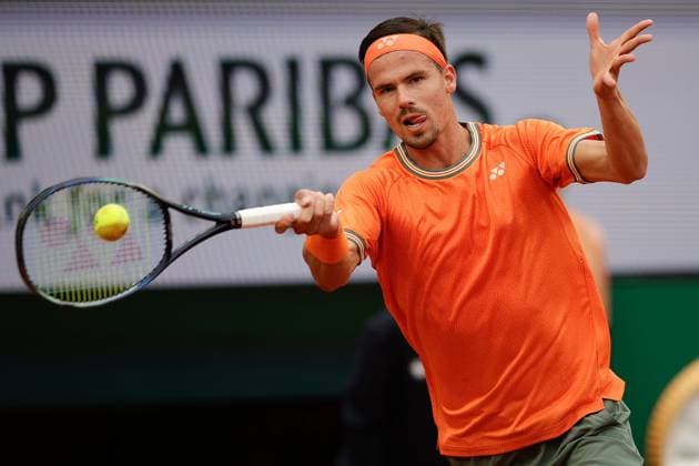 28 05 2024 Tennis, French Open 2024 Roland Garros, FRA, Men™s Singles Court Suzanne Lenglen SECOND ROUND Daniel Altmaier Germany Stefanos Tsitsipas Greece Picture from left Daniel Altmaier Germany plays a forehand Copyright: HMBxMedia AntonioxBorga