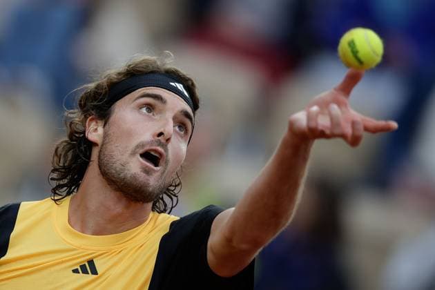 28 05 2024 Tennis, French Open 2024 Roland Garros, FRA, Men™s Singles Court Suzanne Lenglen SECOND ROUND Daniel Altmaier Germany Stefanos Tsitsipas Greece Picture from left Stefanos Tsitsipas Greece makes a serve Copyright: HMBxMedia AntonioxBorga