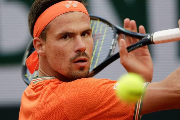 28 05 2024 Tennis, French Open 2024 Roland Garros, FRA, Men™s Singles Court Suzanne Lenglen SECOND ROUND Daniel Altmaier Germany Stefanos Tsitsipas Greece Picture from left Daniel Altmaier Germany plays a backhand Copyright: HMBxMedia AntonioxBorga