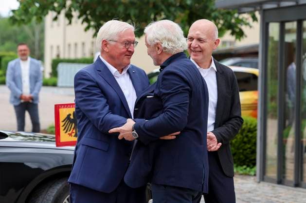 German President Frank Walter Steinmeier and director of the German national mens team Rudi Voeller German Football Federation embrace at the meeting in the German team quarters, visit of the German President, training camp of the German national team, Spa and GolfResort Weimarer Land, 29 05 2024, Blankenhain, Germany