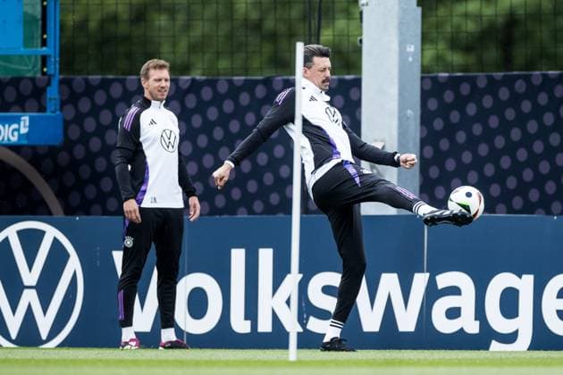 DFB training camp training 29 05 2024 Julian Nagelsmann coach Germany and Sandro Wagner co-coach Germany before the start of training with ball DFB training camp training Blankenhain, Golf Spa Resort Weimarer Land on 29 05 2024 Copyright: xBEAUTIFULxSPORTS Wunderlx