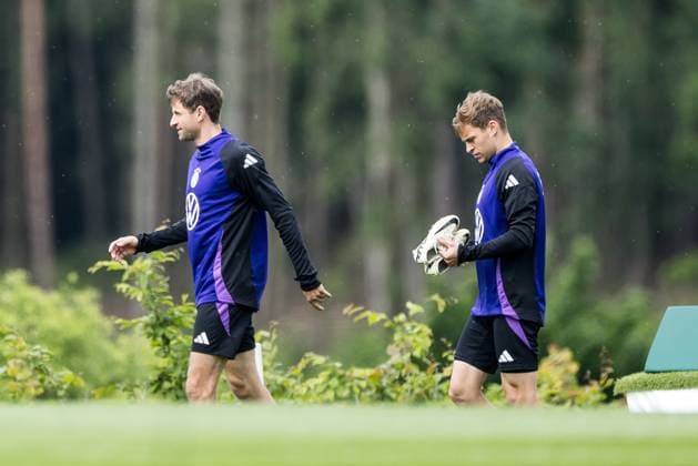 DFB Training Camp Training 29 05 2024 Thomas Müller Germany and Joshua Kimmich Germany on the way to the training ground DFB Training Camp Training Blankenhain, Golf Spa Resort Weimarer Land on 29 05 2024 Copyright: xBEAUTIFULxSPORTS Wunderlx