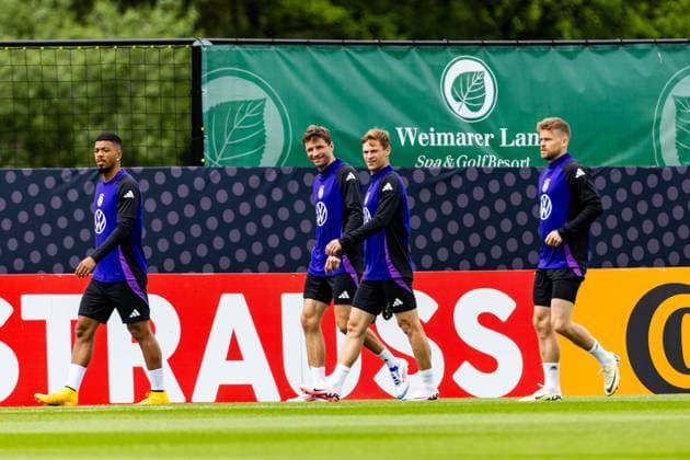 29 05 2024, GER, Football, Men, Season 2023 2024, DFB National Team Training Camp Blankenhain, Training Session at the Spa GolfResort Weimarer Land Benjamin Henrichs, Thomas Mueller, Maximilian Mittelstaedt and Joshua Kimmich come out of the fitness room on the training ground sports field in Blankenhain 99444 Blankenhain Castle Blankenhain Spa Golf Thuringia Germany