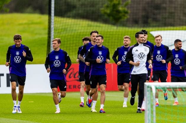29 05 2024, GER, Football, Men, Season 2023 2024, DFB National Team Training Camp Blankenhain, Training Session at Spa GolfResort Weimarer Land Thomas Mueller, Joshua Kimmich, Pascal Gross, Robin Koch and Aleksandar Pavlovic warming up together with Nicklas Dietrich Athletic Trainer 99444 Blankenhain Castle Blankenhain Spa Golf Thuringia Germany