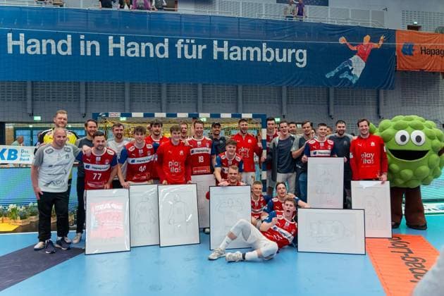 Sport Themen der Woche KW22 Sport Bilder des Tages Handball Verein Hamburg, Abschlussfoto, Gruppenbild, Teamfoto, mit Verabschiedung GER, Handball Sport Verein Hamburg vs. ThSV Eisenach, Handball, Bundesliga, Spieltag 33, Saison 2023 2024, 29.05.2024 GER, Handball Sport Verein Hamburg vs. ThSV Eisenach, Handball Bundesliga, Spieltag 33, Saison 2023 2024, 29.05.2024 Hamburg *** Handball Sport Verein Hamburg, final photo, group photo, team photo, with farewell GER, Handball Sport Verein Hamburg vs ThSV Eisenach, Handball, Bundesliga, Matchday 33, Season 2023 2024, 29 05 2024 GER, Handball Sport Verein Hamburg vs ThSV Eisenach, Handball Bundesliga, Matchday 33, Season 2023 2024, 29 05 2024 Hamburg Copyright: xEibner-Pressefoto MaximilianxVinx EP_MVN