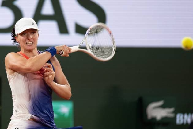 (240530) -- PARIS, May 30, 2024 -- Iga Swiatek hits a return during the women s singles second round match between Iga Swiatek of Poland and Osaka Naomi of Japan at the French Open tennis tournament at Roland Garros, Paris, France, May 29, 2024. ) (SP)FRANCE-PARIS-TENNIS-FRENCH OPEN-WOMEN S SINGLES MengxDingbo 