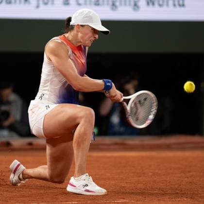 (240530) -- PARIS, May 30, 2024 -- Iga Swiatek hits a return during the women s singles second round match between Iga Swiatek of Poland and Osaka Naomi of Japan at the French Open tennis tournament at Roland Garros, Paris, France, May 29, 2024. ) (SP)FRANCE-PARIS-TENNIS-FRENCH OPEN-WOMEN S SINGLES MengxDingbo 
