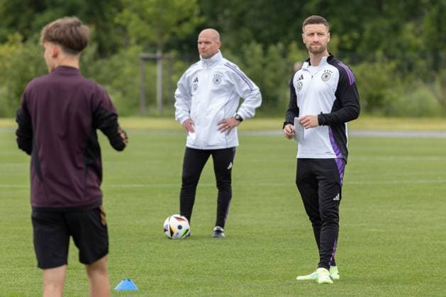 Training the U16 junior national team Shkodran Mustafi training the U16 juniors In the background head coach Marc Patrick Meister Training the U16 junior national team at the DFB Campus in Frankfurt am Main on May 29, 2024 , Frankfurt am Main Hessen Germany DFB Campus