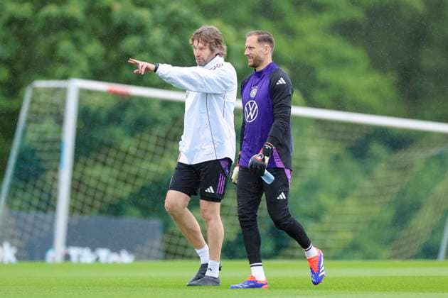 Goalkeeping coach Stefan Wessels and goalkeeper Oliver Baumann talk, training day 4, training camp of the German national team, Spa and GolfResort Weimarer Land, 30 05 2024, Blankenhain, Germany