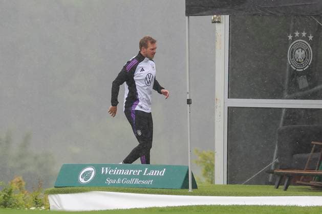 National coach Julian Nagelsmann runs into the fitness tent in the rain, training day 4, training camp of the German national team, Spa and GolfResort Weimarer Land, 30 05 2024, Blankenhain, Germany