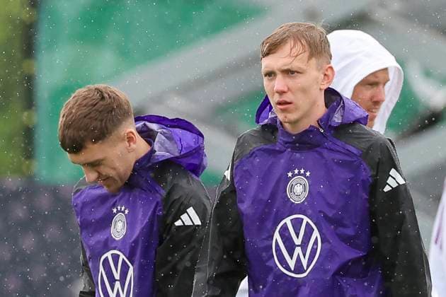 Brajan Gruda and Maximilian Beier run across the training pitch in the rain, training day 4, training camp of the German national team, Spa and GolfResort Weimarer Land, 30 05 2024, Blankenhain, Germany