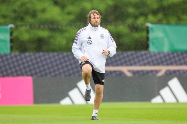 Goalkeeping coach Stefan Wessels warms up, training day 4, training camp of the German national team, Spa and GolfResort Weimarer Land, 30 05 2024, Blankenhain, Germany