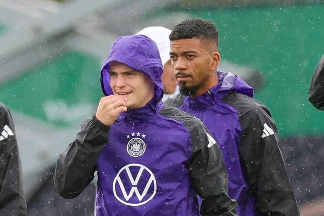 Florian Wirtz and Benjamin Henrichs watch, training day 4, training camp of the German national team, Spa and GolfResort Weimarer Land, 30 05 2024, Blankenhain, Germany