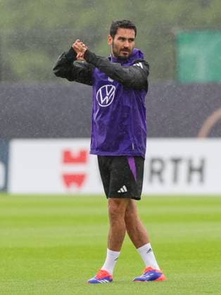 Ilkay Guendogan warms up, training day 4, training camp of the German national team, Spa and GolfResort Weimarer Land, 30 05 2024, Blankenhain, Germany