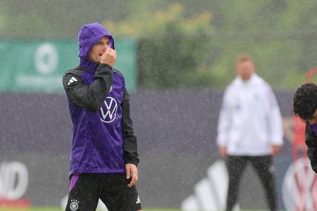 Florian Wirtz watches, training day 4, training camp of the German national team, Spa and GolfResort Weimarer Land, 30 05 2024, Blankenhain, Germany