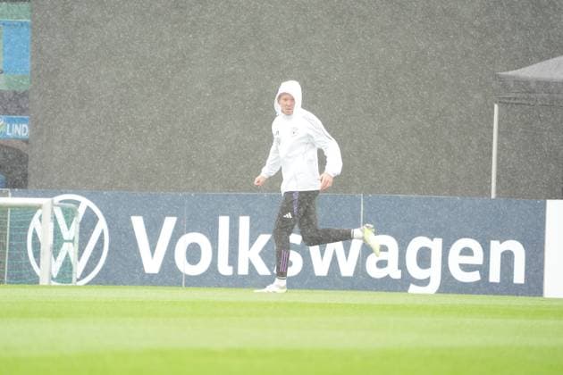 National coach Julian Nagelsmann Germany Germany runs through the rain Blankenhain 30 05 2024 Training camp for the German national team in preparation for the European Championship, Golf Resort Weimarer Land