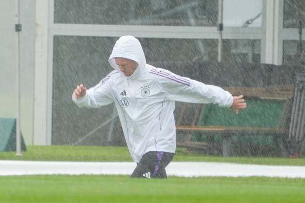 National coach Julian Nagelsmann Germany Germany runs through the rain Blankenhain 30 05 2024 Training camp for the German national team in preparation for the European Championship, Golf Resort Weimarer Land
