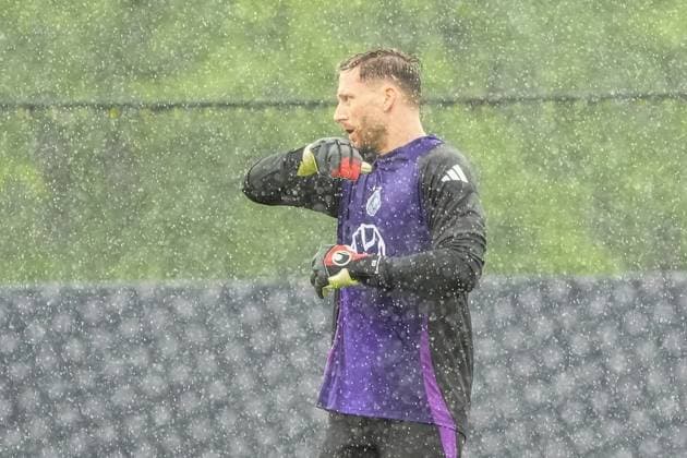 Goalkeeper Oliver Baumann Germany Germany in the rain Blankenhain 30 05 2024 Training camp for the German national team in preparation for the European Championship, Golf Resort Weimarer Land
