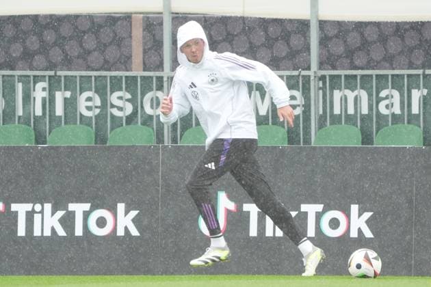 National coach Julian Nagelsmann Germany Germany runs through the rain Blankenhain 30 05 2024 Training camp for the German national team in preparation for the European Championship, Golf Resort Weimarer Land