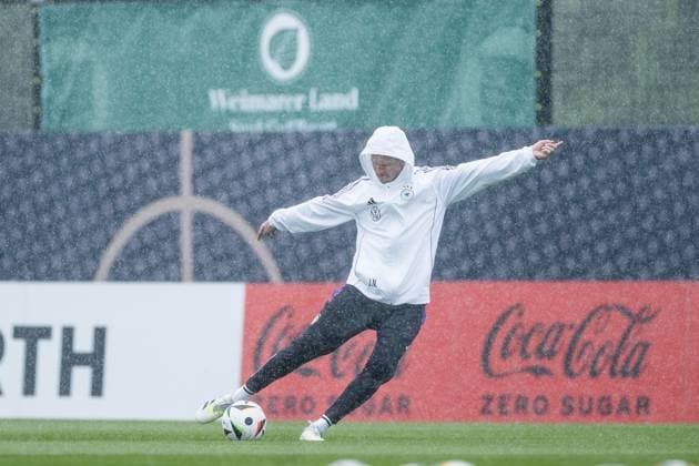 DFB training camp training 30 05 2024 Julian Nagelsmann coach Germany shoots a ball in the pouring rain towards Oliver Baumann Germany DFB training camp training Blankenhain, Golf Spa Resort Weimarer Land on 30 05 2024 Copyright: xBEAUTIFULxSPORTS Wunderlx