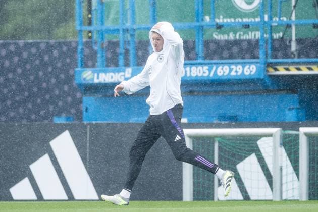 DFB Training Camp Training 30 05 2024 Julian Nagelsmann Coach Germany sprints across the training ground in the pouring rain DFB Training Camp Training Blankenhain, Golf Spa Resort Weimarer Land on 30 05 2024 Copyright: xBEAUTIFULxSPORTS Wunderlx