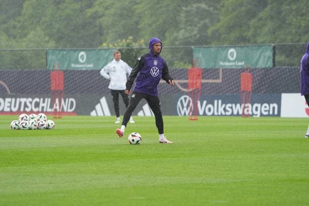 National coach Julian Nagelsmann Germany Germany watches Leroy Sane Blankenhain 30 05 2024 Training camp for the German national team in preparation for the European Championship, Golf Resort Weimarer Land