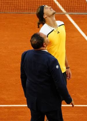 Alexander Zverev complains about a leak in the Suzanne Lenglen Court roof French Open Tennis, Day 5, Tennis, Roland Garros, Paris, France - 30 May 2024  Copyright: xJavierxGarcia Shutterstockx 14513421ac