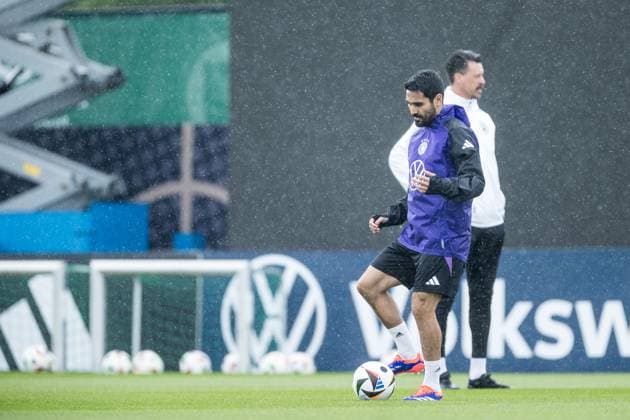 DFB Training Camp Training 30 05 2024 Ilkay Gündogan Germany on the ball in the rain DFB Training Camp Training Blankenhain, Golf Spa Resort Weimarer Land on 30 05 2024 Copyright: xBEAUTIFULxSPORTS Wunderlx