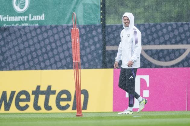 DFB Training Camp Training 30 05 2024 Julian Nagelsmann Coach Germany laughing in the rain DFB Training Camp Training Blankenhain, Golf Spa Resort Weimarer Land on 30 05 2024 Copyright: xBEAUTIFULxSPORTS Wunderlx