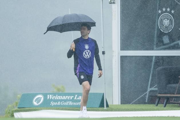 DFB Training Camp Training 30 05 2024 Thomas Müller Germany arrives in the rain at the fitness tent DFB Training Camp Training Blankenhain, Golf Spa Resort Weimarer Land on 30 05 2024 Copyright: xBEAUTIFULxSPORTS Wunderlx