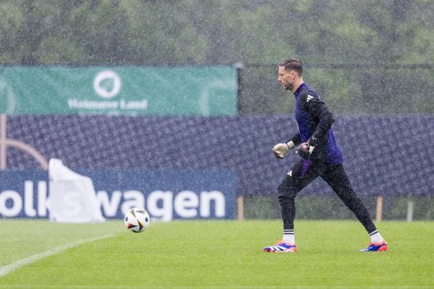DFB training camp training 30 05 2024 Oliver Baumann Germany trains in the pouring rain with ball DFB training camp training Blankenhain, Golf Spa Resort Weimarer Land on 30 05 2024 Copyright: xBEAUTIFULxSPORTS Wunderlx