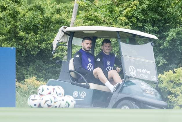 DFB Training Camp Training 30 05 2024 Deniz Undav Germany and Pascal Groß Germany arrive at the training ground in a golf cart DFB Training Camp Training Blankenhain, Golf Spa Resort Weimarer Land on 30 05 2024 Copyright: xBEAUTIFULxSPORTS Wunderlx