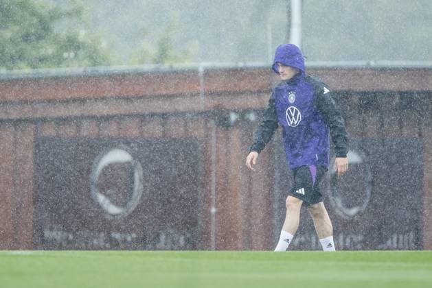 DFB Training Camp Training 30 05 2024 Florian Wirtz Germany on the way to the training ground through the rain DFB Training Camp Training Blankenhain, Golf Spa Resort Weimarer Land on 30 05 2024 Copyright: xBEAUTIFULxSPORTS Wunderlx