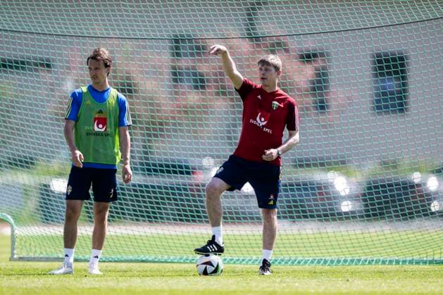 240530 Hjalmar Ekdal and Head coach Jon Dahl Tomasson of the Swedish men s national football team during a training session on May 30, 2024 in Stockholm Photo Johanna Säll BILDBYRAN kod JL JL0383 fotboll football soccer fotball landskamp träning practice training sverige sweden sverige a bbeng  Copyright: JOHANNAxSÄLL BB240530BB450